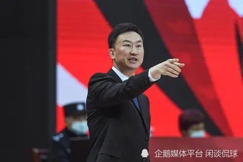 刚下楼，便看到萧初然一脸疲惫的走了出来。
